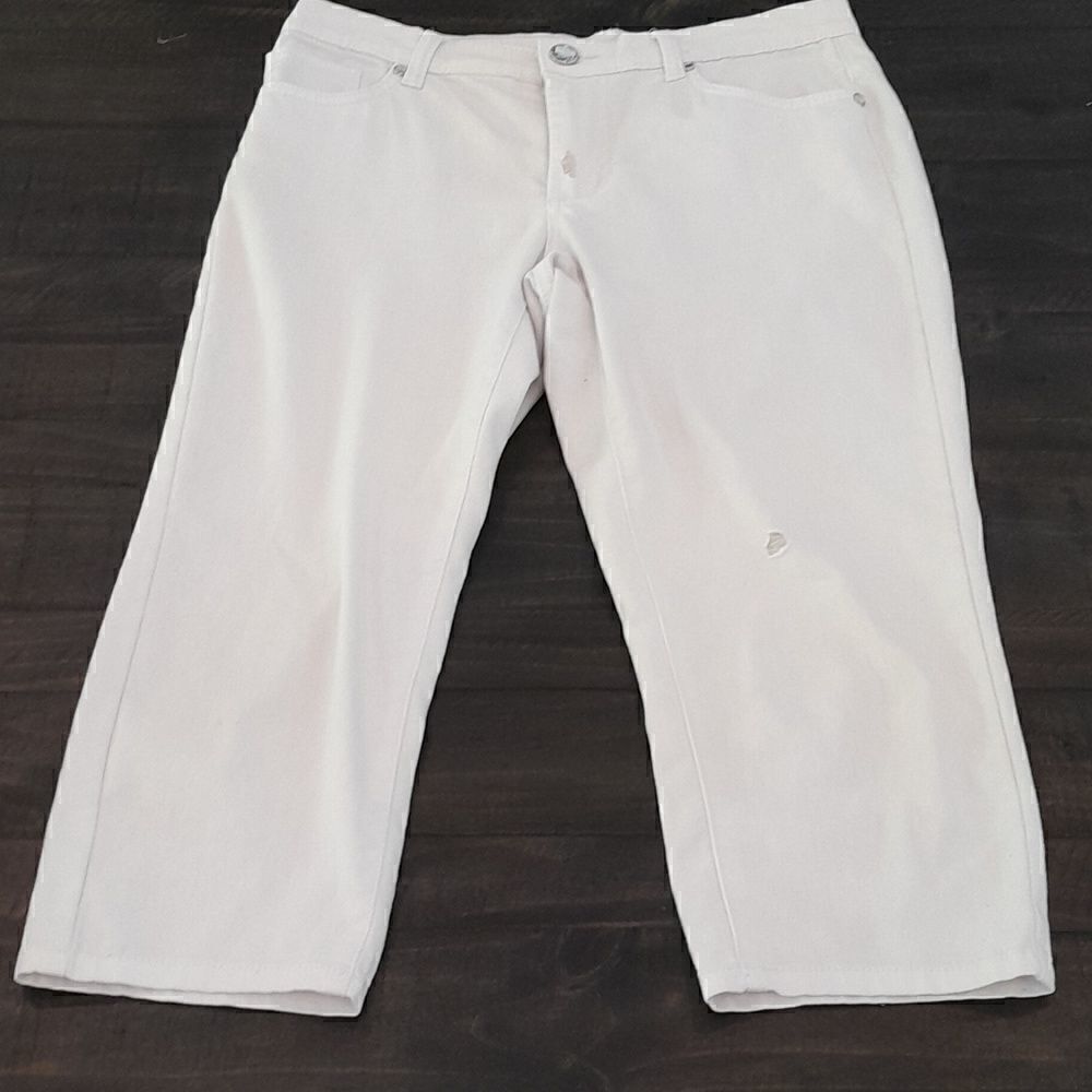 Venus distressed capri jeans and white good condition size 8